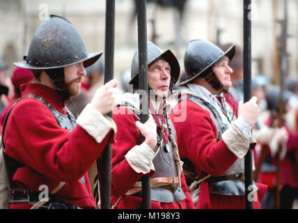 Membri della Guerra Civile Inglese Società prendere parte all'esercito del re annuale di marzo e la sfilata di Londra, come si commemora la esecuzione di Charles I. Foto Stock