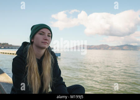 Ritratto di teen girl su San Francisco dal molo di mattina Foto Stock