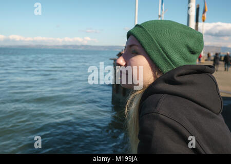 Ritratto di teen girl su San Francisco dal molo di mattina Foto Stock