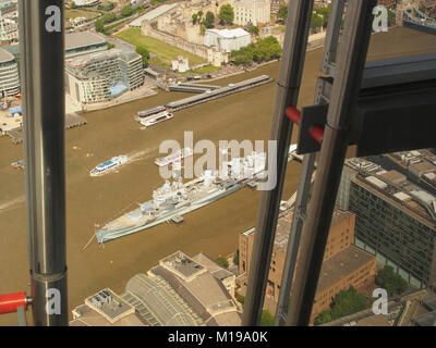 Una vista guardando verso il basso dalla parte superiore la visualizzazione di piano, 72, di Shard, Londra al fiume Tamigi e HMS Belfast nel pool di Londra Foto Stock