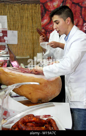 Monchique, Algarve Purtutal Circa - Marzo, 2014: Prosciutto affumicato in vendita in un festival di prosciutto affumicato nelle montagne di Monchique, Algarve Portogallo. Foto Stock