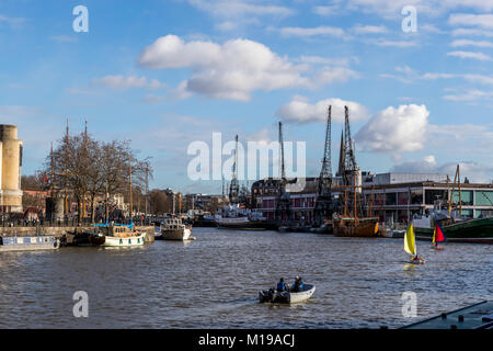 Una macchia di vela leggera intorno al M Shed, Bristol, Regno Unito. Foto Stock