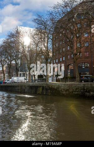 L'Hotel RaddisonBlu marca, risplende nel sole invernale, Broad Quay, Bristol, Regno Unito. Foto Stock