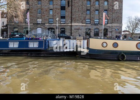 Vivi a bordo di barche strette e Arnolfini, Harbourside, Bristol, Regno Unito. Foto Stock