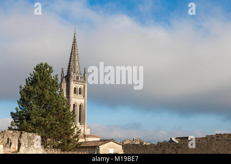 Chiesa collegiale (Eglise Collegiale) di Saint Emilion, Francia, adottate nel corso di un pomeriggio soleggiato circondato da parte medievale del villaggio. Famoso f Foto Stock