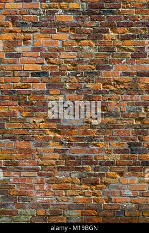 Weathered vecchio rosso mattone sul muro di un edificio in Winchcombe, Gloucestershire, UK. Foto Stock