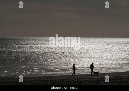 La gente camminare lungo la spiaggia,di Wyk su Föhr, un isola del Mare del Nord, Patrimonio naturale UNESCO, Frisia settentrionale, Schleswig-Holstein, Germania, Europa Foto Stock