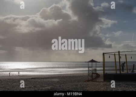 La gente camminare lungo la spiaggia,di Wyk su Föhr, un isola del Mare del Nord, Patrimonio naturale UNESCO, Frisia settentrionale, Schleswig-Holstein, Germania, Europa Foto Stock