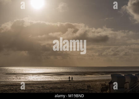 La gente camminare lungo la spiaggia,di Wyk su Föhr, un isola del Mare del Nord, Patrimonio naturale UNESCO, Frisia settentrionale, Schleswig-Holstein, Germania, Europa Foto Stock