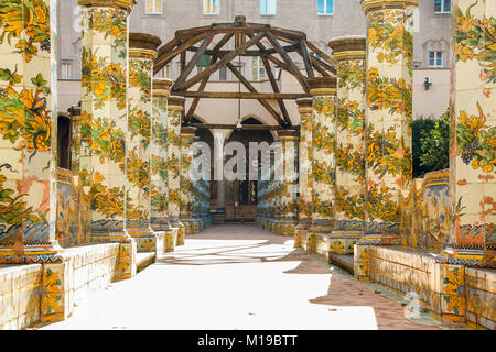 Napoli - Italia - su 11/13 /2016 - Il chiostro di Santa Chiara con piastrelle di maiolica Foto Stock