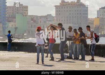 Gruppo di musicisti e ballerini in Havana Foto Stock