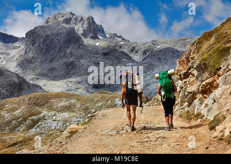 Alta montagna trekking due persone Picos de Europa Cantabria Spagna Foto Stock