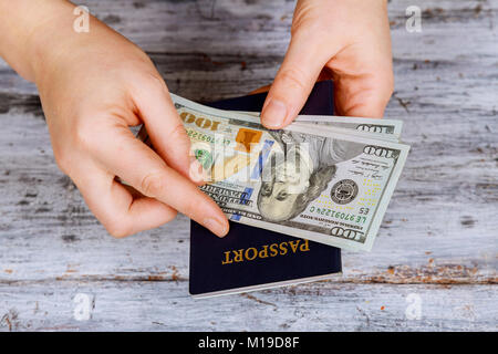 Concetto di viaggiare, preparazione per vacanza, passaporto con i soldi per il resto sul tavolo Foto Stock