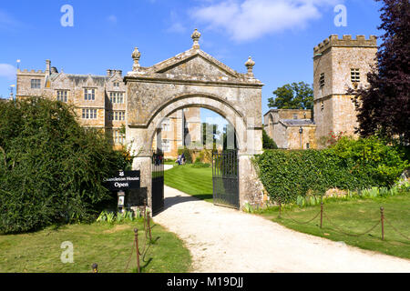Chastleton, Oxforshire, Regno Unito - 15th settembre 2012: I visitatori della famosa Chastleton House, Oxfordshire, Regno Unito arrivano al glorioso sole di inizio autunno. Chastleton House è una casa di campagna giacobina situata a Chastleton vicino a Moreton-in-Marsh ed è di proprietà del National Trust. Foto Stock
