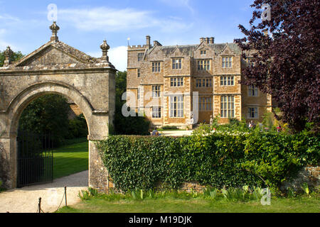 Chastleton, Oxforshire, Regno Unito - 15th settembre 2012: I visitatori della famosa Chastleton House, Oxfordshire, Regno Unito arrivano al glorioso sole di inizio autunno. Chastleton House è una casa di campagna giacobina situata a Chastleton vicino a Moreton-in-Marsh ed è di proprietà del National Trust. Foto Stock