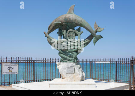 Due delfini storica statua, Rethimno Marina, Rethymnon (Rethimno), Regione di Rethimno, Creta (Kriti), Grecia Foto Stock