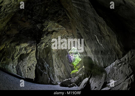 Cathedral Cave in poco Langdale, Lake District, girato con un obiettivo fisheye Foto Stock
