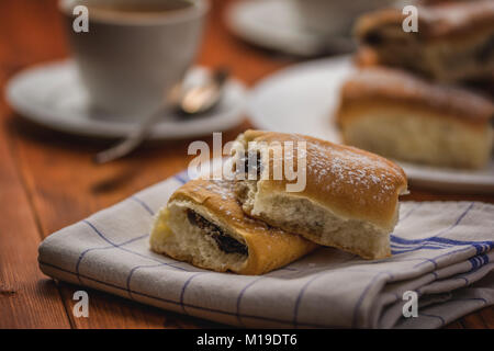 Ceca tradizionale ciambelle con marmellata di prugne e caffè sul tavolo di legno Foto Stock