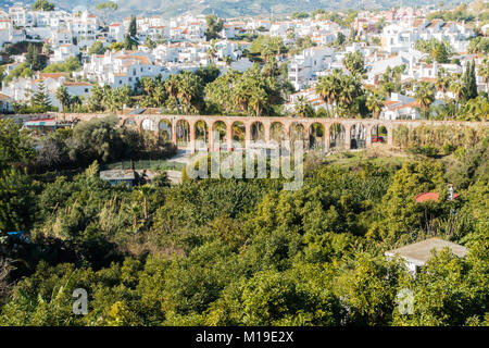 Mattone antico acquedotto costruito vicino a Nerja, Malaga, Spagna Foto Stock