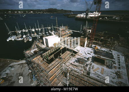 AJAXNETPHOTO. 23RD febbraio, 2001. FALMOUTH, Inghilterra. - Nuovo Museo Marittimo - New National Maritime Museum CORNWALL situato di fronte al porto vicino a Port PENDENNIS in costruzione. Edificio progettato da M.J. Tempo di architetti lunghe/KENTISH. Foto:JONATHAN EASTLAND/AJAX REF:102020 13 Foto Stock