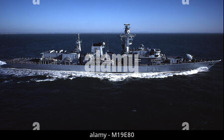 AJAXNETPHOTO. 23RD settembre, 2002. PORTSMOUTH, Inghilterra. - Tipo 23 fregata HMS RICHMOND in corso nel canale durante un esercizio. Foto:JONATHAN EASTLAND/AJAX REF:202205 6 Foto Stock