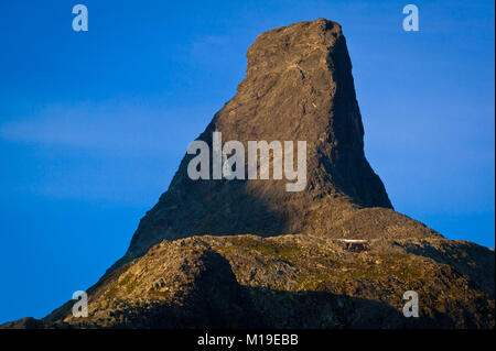 Serata estiva in luce Romsdalshorn, 1550 m, nella valle Romsdalen, Møre og Romsdal, Norvegia. Foto Stock