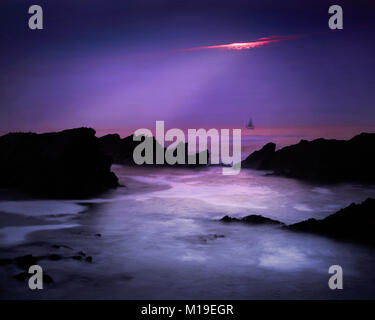 IE - CO.KERRY: tramonto sulla baia di Ballyferriter sulla penisola di Dingle Foto Stock