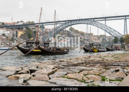 PORTO, Portogallo - 19 ottobre 2017: vista su vecchie barche con il vino di porto di barili in Vila Nova de Gaia con una vista sul fiume Douro e Dom Luis ponte in Po Foto Stock