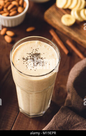 Banana chia frullato di sementi in vetro su un tavolo di legno. Messa a fuoco selettiva. Concetto di dieta, menu fitness, mangiare sano, uno stile di vita sano Foto Stock