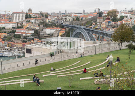 PORTO, Portogallo - 19 ottobre 2017: persone rilassante in un parco di Vila Nova de Gaia con una vista sul fiume Douro, Dom Luis Bridge e la città vecchia di Porto, Foto Stock