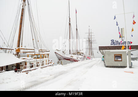 Coperta di neve sailling navi nel porto di Oslo durante una forte tempesta di neve. Oslo, Norvegia. Foto Stock