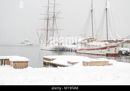 Coperta di neve sailling navi nel porto di Oslo durante una forte tempesta di neve. Oslo, Norvegia. Foto Stock