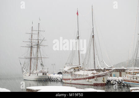 Coperta di neve sailling navi nel porto di Oslo durante una forte tempesta di neve. Oslo, Norvegia. Foto Stock