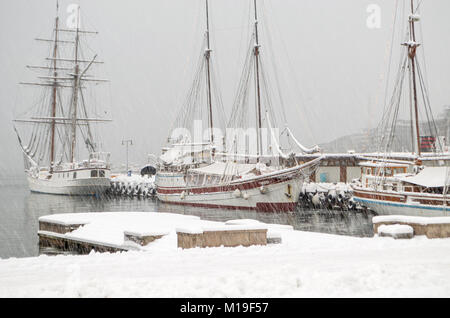 Coperta di neve sailling navi nel porto di Oslo durante una forte tempesta di neve. Oslo, Norvegia. Foto Stock