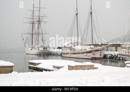 Coperta di neve sailling navi nel porto di Oslo durante una forte tempesta di neve. Oslo, Norvegia. Foto Stock