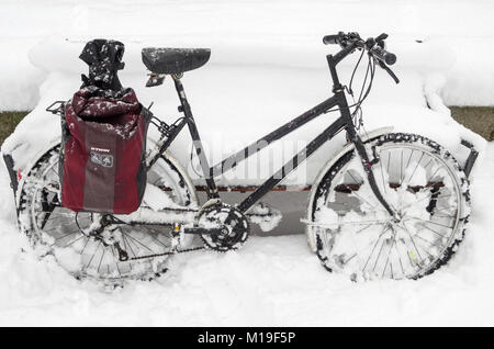 Black mountain bike nella neve profonda sulla strada di Oslo, Norvegia. Foto Stock