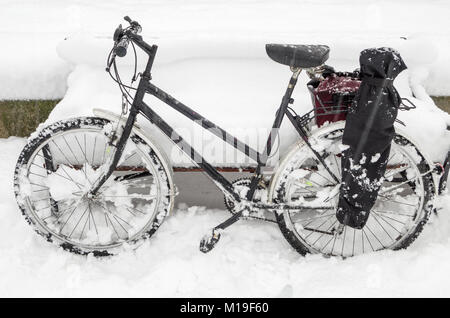 Black mountain bike nella neve profonda sulla strada di Oslo, Norvegia. Foto Stock