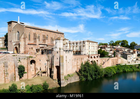 Abbaye Saint-Michel nella città di Gaillac, che siede sul fiume Tarn nell'Occitanie regione della Francia. Foto Stock