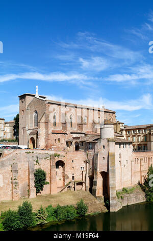 Abbaye Saint-Michel nella città di Gaillac, che siede sul fiume Tarn nell'Occitanie regione della Francia. Foto Stock