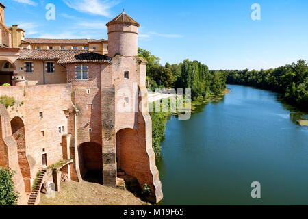 Abbaye Saint-Michel nella città di Gaillac, che siede sul fiume Tarn nell'Occitanie regione della Francia. Foto Stock