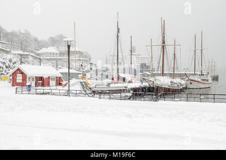 Coperta di neve sailling navi nel porto di Oslo durante una forte tempesta di neve. Oslo, Norvegia. Foto Stock