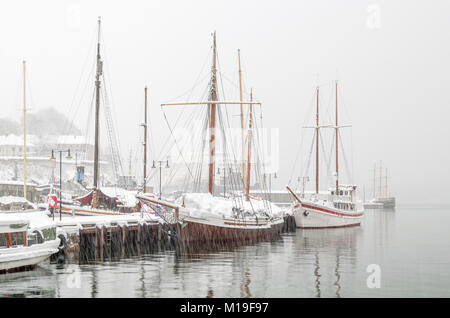 Coperta di neve sailling navi nel porto di Oslo durante una forte tempesta di neve. Oslo, Norvegia. Foto Stock