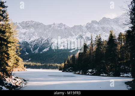 Lago Eibsee, Grainau, Alta Baviera, Germania nelle Alpi tedesche sotto il monte Zugspitze in una giornata di sole Foto Stock