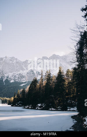 Lago Eibsee, Grainau, Alta Baviera, Germania nelle Alpi tedesche sotto il monte Zugspitze in una giornata di sole Foto Stock