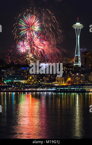 Quarto di luglio fuochi d'artificio, lo Space Needle e il Seattle, Washington, Stati Uniti d'America Foto Stock