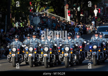 Stati Uniti, Washington. Seattle, polizia moto team di perforazione in una parata Seafair Foto Stock