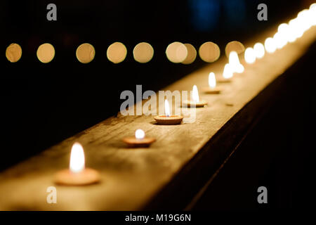 Candele accese in stile tailandese. La luce di una candela in fila di notte tempo durante il Loy Krathong Festival Foto Stock