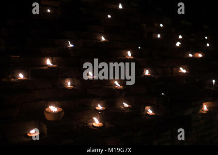 Candele accese in stile tailandese. La luce di una candela in fila di notte tempo durante il Loy Krathong Festival Foto Stock