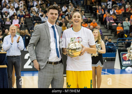 Birmingham, Regno Unito. 28 gen, 2018. WBBL: finali di Coppa Wildcasts vs orgoglio al Birmingham Arena Nottingham Wildcats vs Caledonia orgoglio. Nottingham Wildcats Ashley Harris tenendo MVP(c) Credito: pmgimaging/Alamy Live News Foto Stock