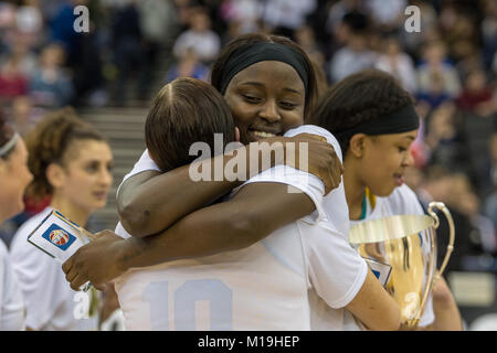 Birmingham, Regno Unito. 28 gen, 2018. WBBL: finali di Coppa Wildcasts vs orgoglio al Birmingham Arena Nottingham Wildcats vs Caledonia orgoglio. Nottingham Wildcats abbracciando il compagno di squadra dopo la vittoria, (c) il credito: pmgimaging/Alamy Live News Foto Stock